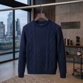 Klassischer marineblauer Strickpullover